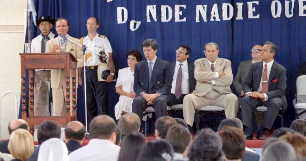 el-«viaje-a-la-estratosfera»-de-carlos-menem:-hablan-por-primera-vez-las-maestras-de-la-escuela-donde-hizo-el-anuncio-que-ahora-se-convirtio-en-ficcion