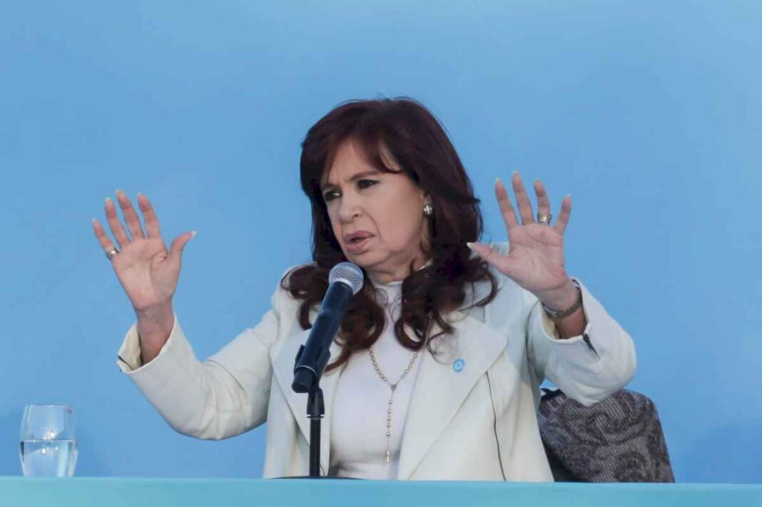 cristina-kirchner-apunto-contra-los-dos-senadores-peronistas-que-votaron-a-favor-de-la-ley-bases