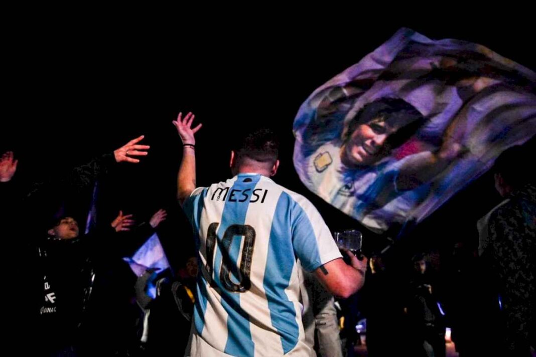 copa-america-2024:-con-di-maria-a-la-cabeza,-parte-de-los-bicampeones-de-america-llegaron-al-pais-y-son-recibidos-por-hinchas-en-ezeiza