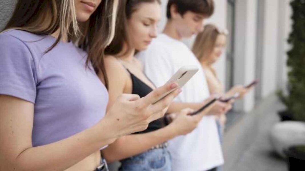 los-chicos-y-los-celulares:-en-espana-recomiendan-«exposicion-cero»-a-las-pantallas-hasta-los-6-anos-y-telefonos-sin-internet-hasta-los-16