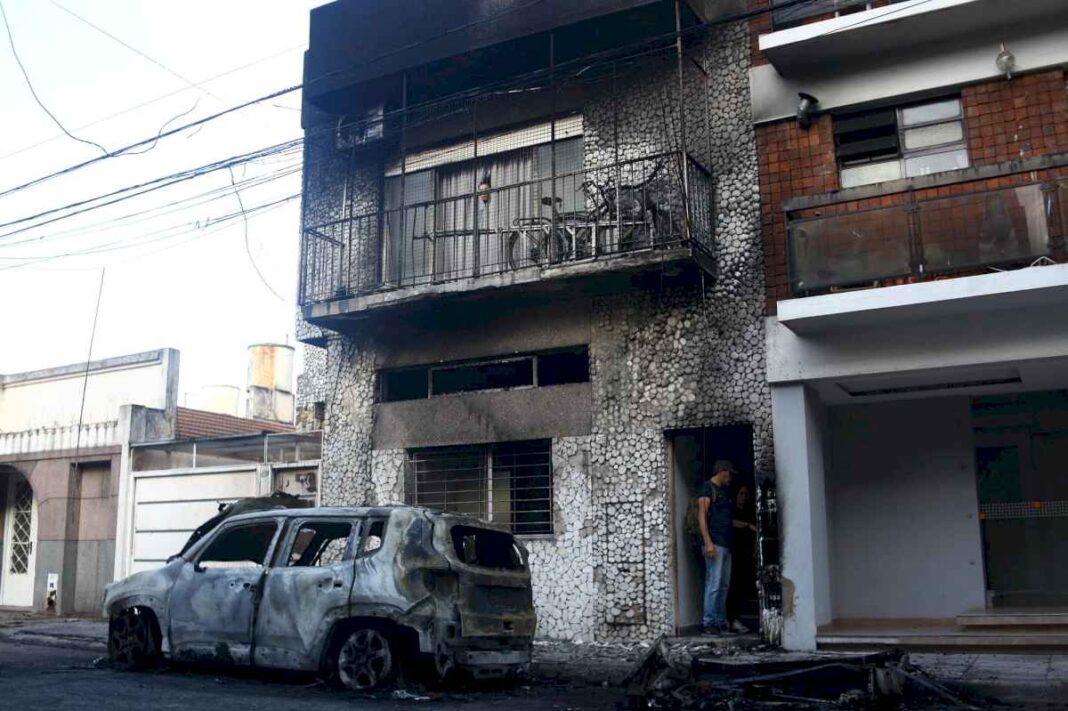 parque-chas:-se-incendio-un-contendor-de-basura-y-el-fuego-quemo-dos-autos-y-el-frente-de-una-casa