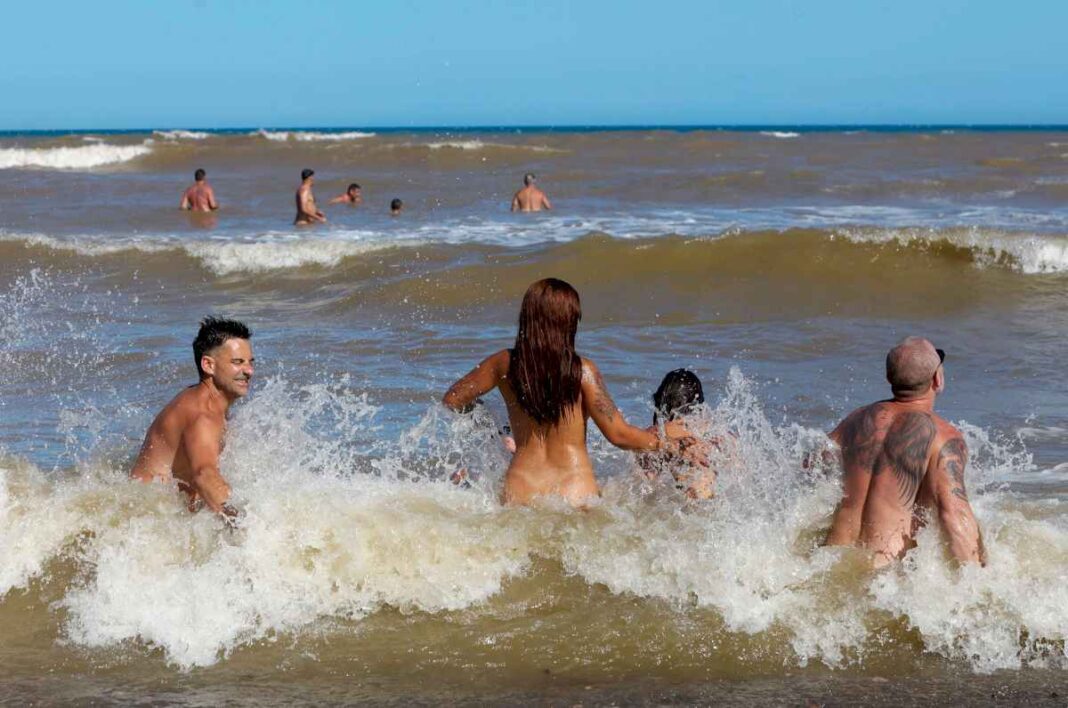 nudismo-a-minutos-de-chapadmalal:-cuales-son-las-reglas-de-convivencia-de-la-playa-que-crece-en-convocatoria