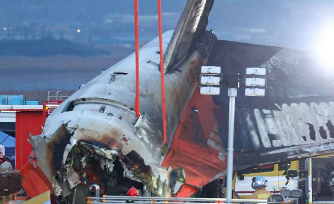 tragedia-en-corea-del-sur:-un-avion-se-despisto,-choco-contra-un-muro-y-exploto