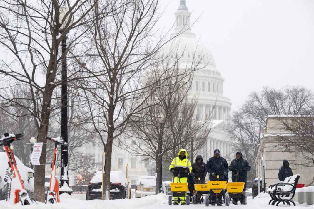 una-poderosa-tormenta-invernal-paraliza-a-estados-unidos,-desde-kansas-hasta-washington