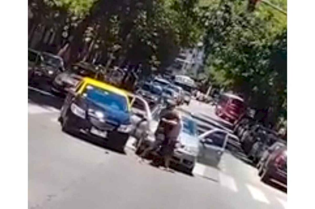 argentina-explota:-un-hombre-ataco-a-un-taxista-a-cuchillazos-despues-de-una-discusion-de-transito