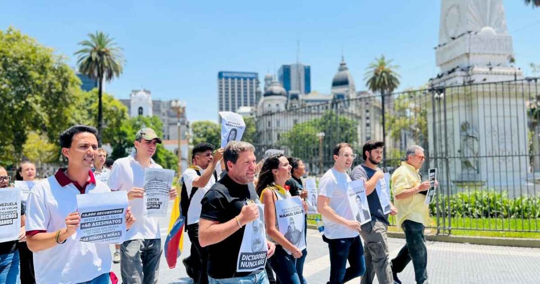 disidentes-venezolanos-marcharon-en-la-piramide-de-plaza-de-mayo-contra-nicolas-maduro