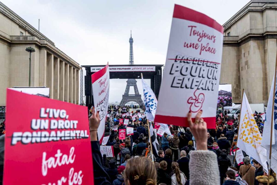 miles-de-manifestantes-en-paris-contra-el-aborto-al-cumplirse-50-anos-de-su-legalizacion